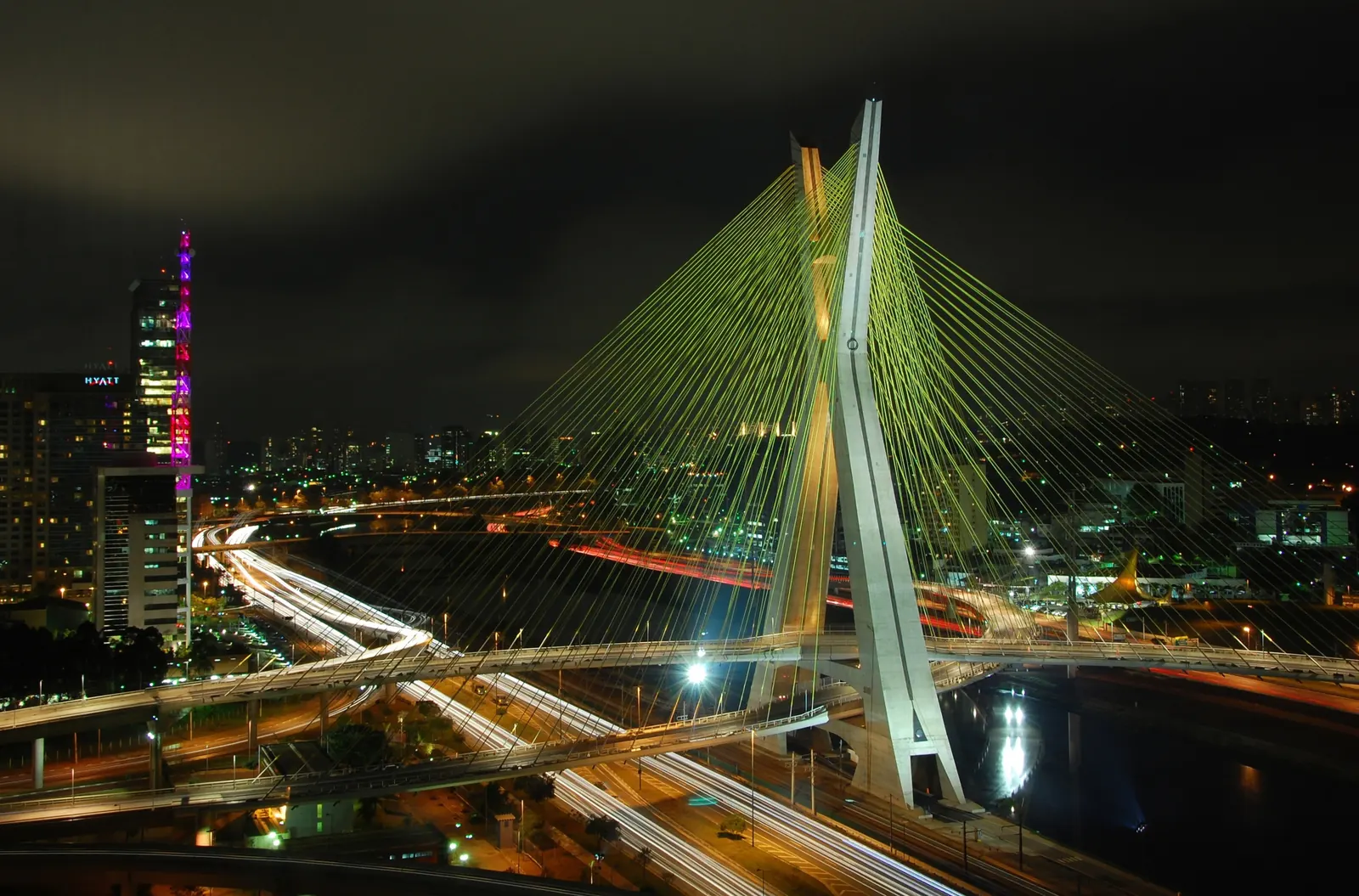 Ponte Octavio Frias de Oliveira iluminada à noite, em São Paulo