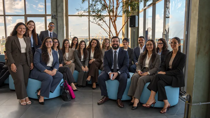 Equipe da Ativos reunida no escritório