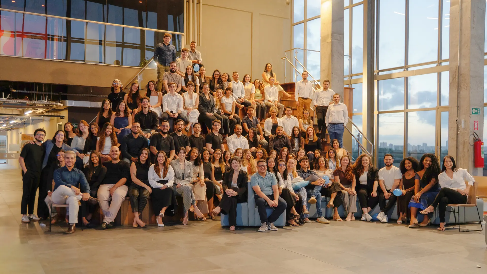 Mais de 100 colaboradores da Ativos reunidos no escritório